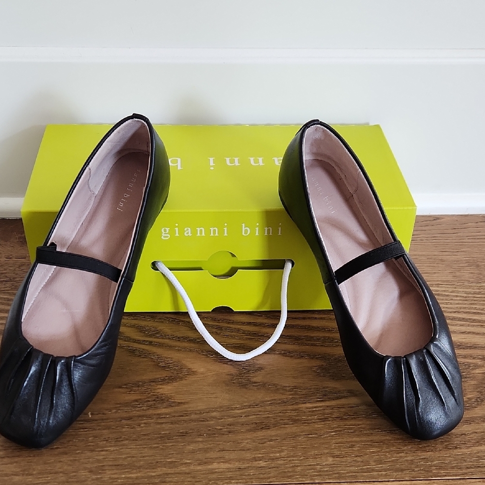 Gianni Bini Black Pleated Flats